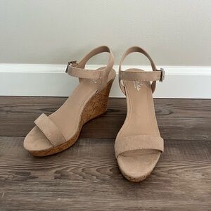 Charles by Charles David beige wedges size 8.5